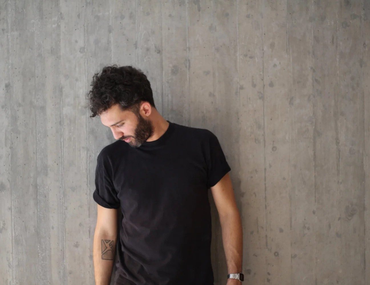 Rutger Stefan Oor leaning against a concrete wall